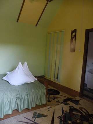Комплексы для отдыха с коттеджами/бунгало Camping Paradisul Soferilor Онешти Двухместный номер с 2 отдельными кроватями и собственной ванной комнатой-3