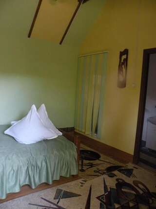 Комплексы для отдыха с коттеджами/бунгало Camping Paradisul Soferilor Онешти Двухместный номер с 2 отдельными кроватями и собственной ванной комнатой-10